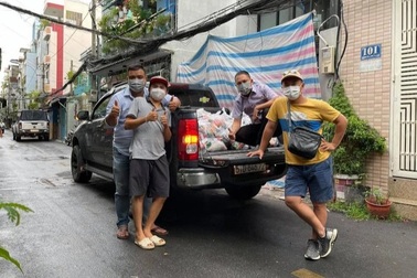 Đưa vợ con về quê, người chồng tình nguyện ở lại cùng TPHCM chống dịch