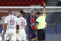 Diallo nhận thẻ đỏ, PSG may mắn giành chiến thắng phút bù giờ
