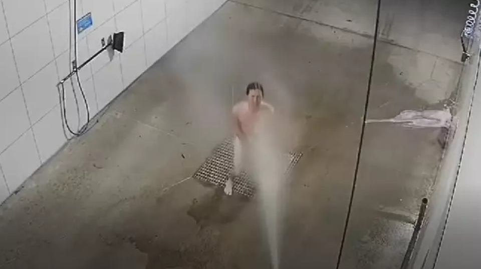 Nổi rần rần clip người đàn ông khỏa thân vào tiệm rửa xe tắm lúc nửa đêm - 1