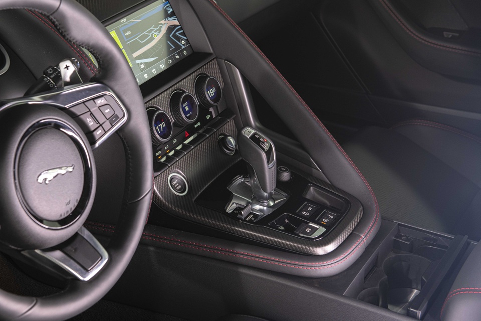 Jaguar F-TYPE mới về Việt Nam có giá lên đến 15,29 tỷ đồng - 25 Jaguar F-TYPE mới về Việt Nam có giá lên đến 15,29 tỷ đồng - 25