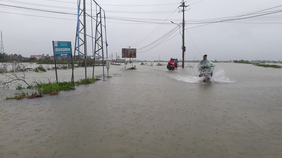 Nhiều đường tỉnh lộ ngập hơn cả mét - 1 Nhiều đường tỉnh lộ ngập hơn cả mét - 1