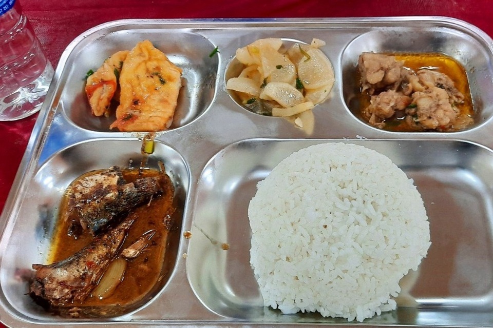 Người lao động nghèo, sinh viên xa nhà ấm lòng với Quán cơm 5000 - 2 Người lao động nghèo, sinh viên xa nhà ấm lòng với Quán cơm 5000 - 2