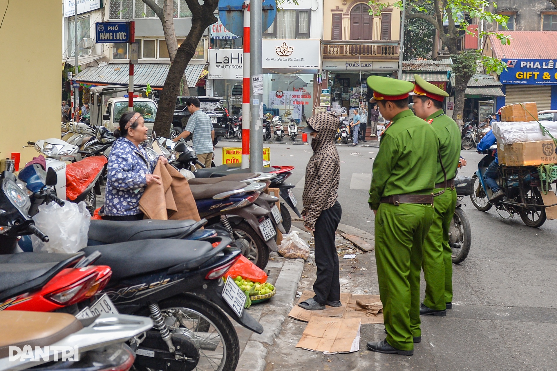 Giành vỉa hè ở Hà Nội, công an đi phía trước dân lấn chiếm đằng sau - 9 Giành vỉa hè ở Hà Nội, công an đi phía trước dân lấn chiếm đằng sau - 9