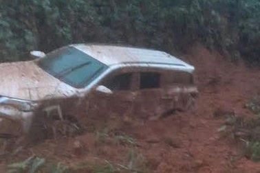 Ô tô bị đất đá vùi lấp trên đường Hồ Chí Minh, 2 người được cứu sống