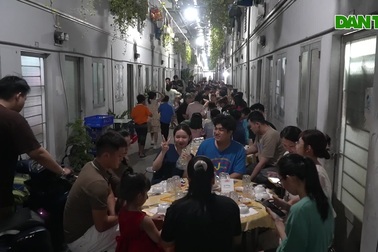 Chủ nhà 18 năm mở tiệc tất niên cho người thuê trọ