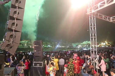 Pháo hoa bừng sáng trên bầu trời Hội An