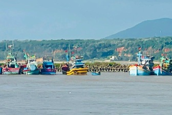 Lũ dâng cao, 7 tàu thuyền ở Phan Thiết bị cuốn trôi