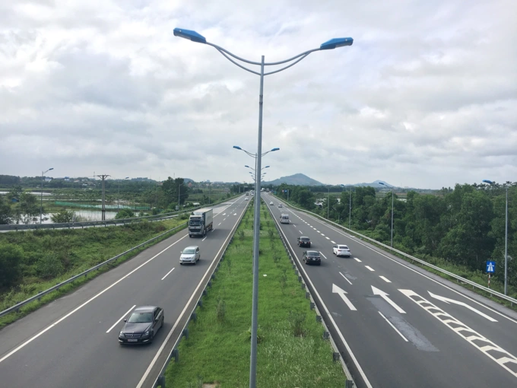 Tại sao đường cao tốc lại được trồng rất nhiều cây xanh hai bên? - 1 Tại sao đường cao tốc lại được trồng rất nhiều cây xanh hai bên? - 1