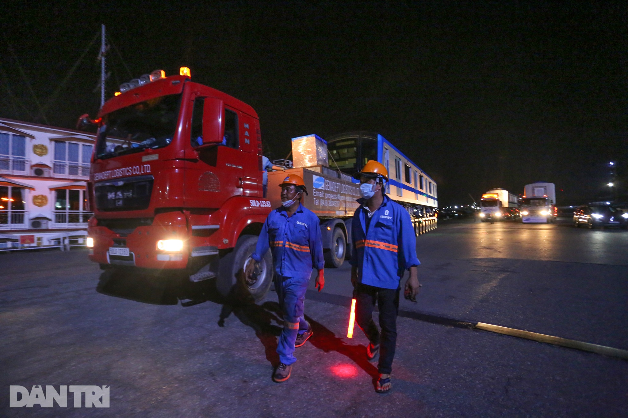 Xe siêu trọng xuyên đêm vận chuyển 3 toa tàu Metro số 1 về Depot Long Bình - 8