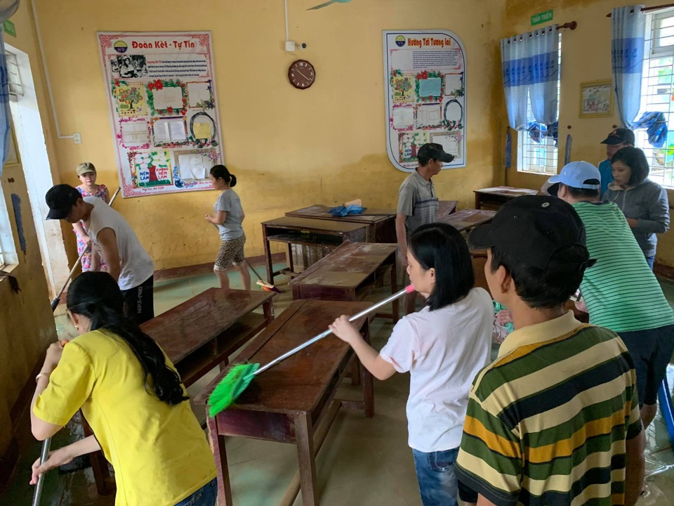 Thừa Thiên Huế: Gác việc nhà, thầy cô giáo lên dọn trường sau lũ - 7 Thừa Thiên Huế: Gác việc nhà, thầy cô giáo lên dọn trường sau lũ - 7