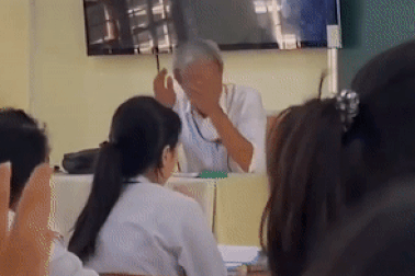 Thầy giáo tóc bạc trắng nghẹn ngào trong tiết dạy học cuối cùng