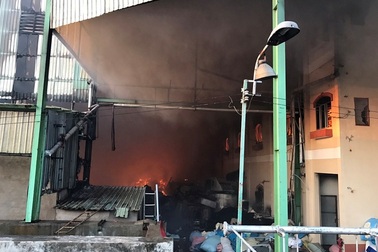 Vụ cháy cực lớn ở Cần Thơ: Trắng đêm cứu bồn dầu 10.000 lít