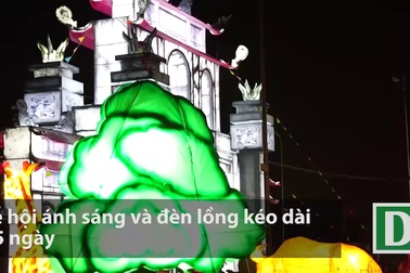 “Loay hoay” chụp ảnh với đèn lồng