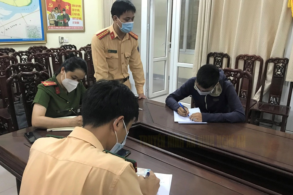 Anh T.V.H (SN 2003), trú tại phường Hồng Sơn, thành phố Vinh bị Công an xử phạt 12 triệu đồng (Ảnh: Đức Vũ). Anh T.V.H (SN 2003), trú tại phường Hồng Sơn, thành phố Vinh bị Công an xử phạt 12 triệu đồng (Ảnh: Đức Vũ).