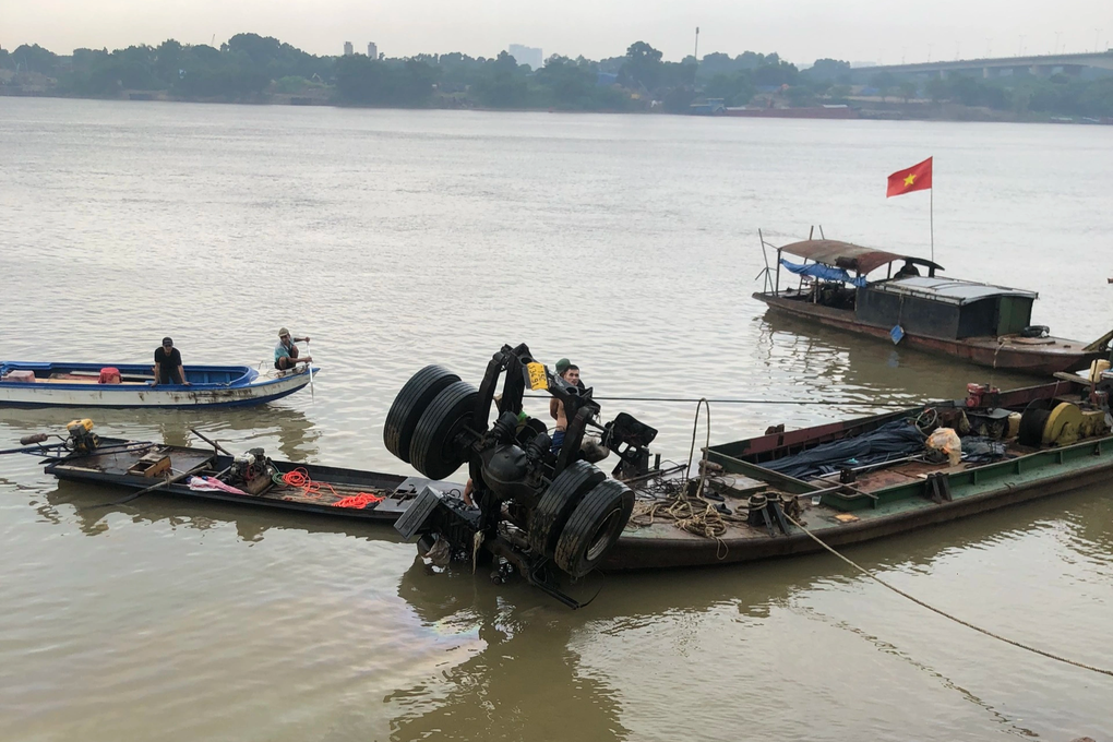 Xe container được trục vớt từ dưới lòng sông Hồng - 1 Xe container được trục vớt từ dưới lòng sông Hồng - 1
