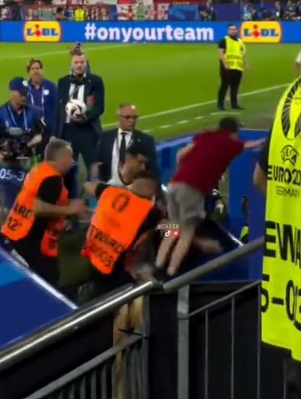 C.Ronaldo was almost kicked in the chest by an overexcited fan - 2