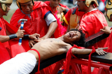 Tự đóng đinh lên Thập giá để thể hiện lòng trung thành