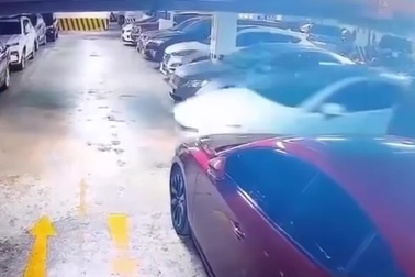 Nữ tài xế gây náo loạn bãi để xe, nghi do nhầm số, nhầm chân ga