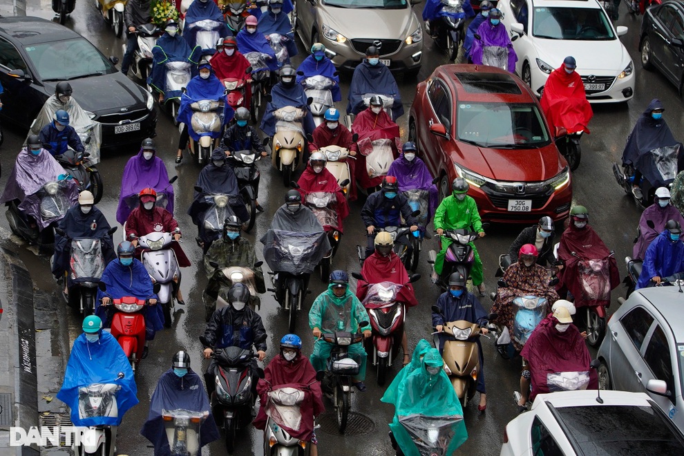 Mưa kéo dài, nhiều tuyến phố ở Hà Nội ùn tắc trong sáng đầu tuần - 2 Mưa kéo dài, nhiều tuyến phố ở Hà Nội ùn tắc trong sáng đầu tuần - 2
