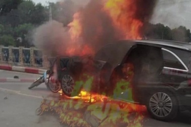 Mercedes va chạm với 4 xe khác rồi bốc cháy