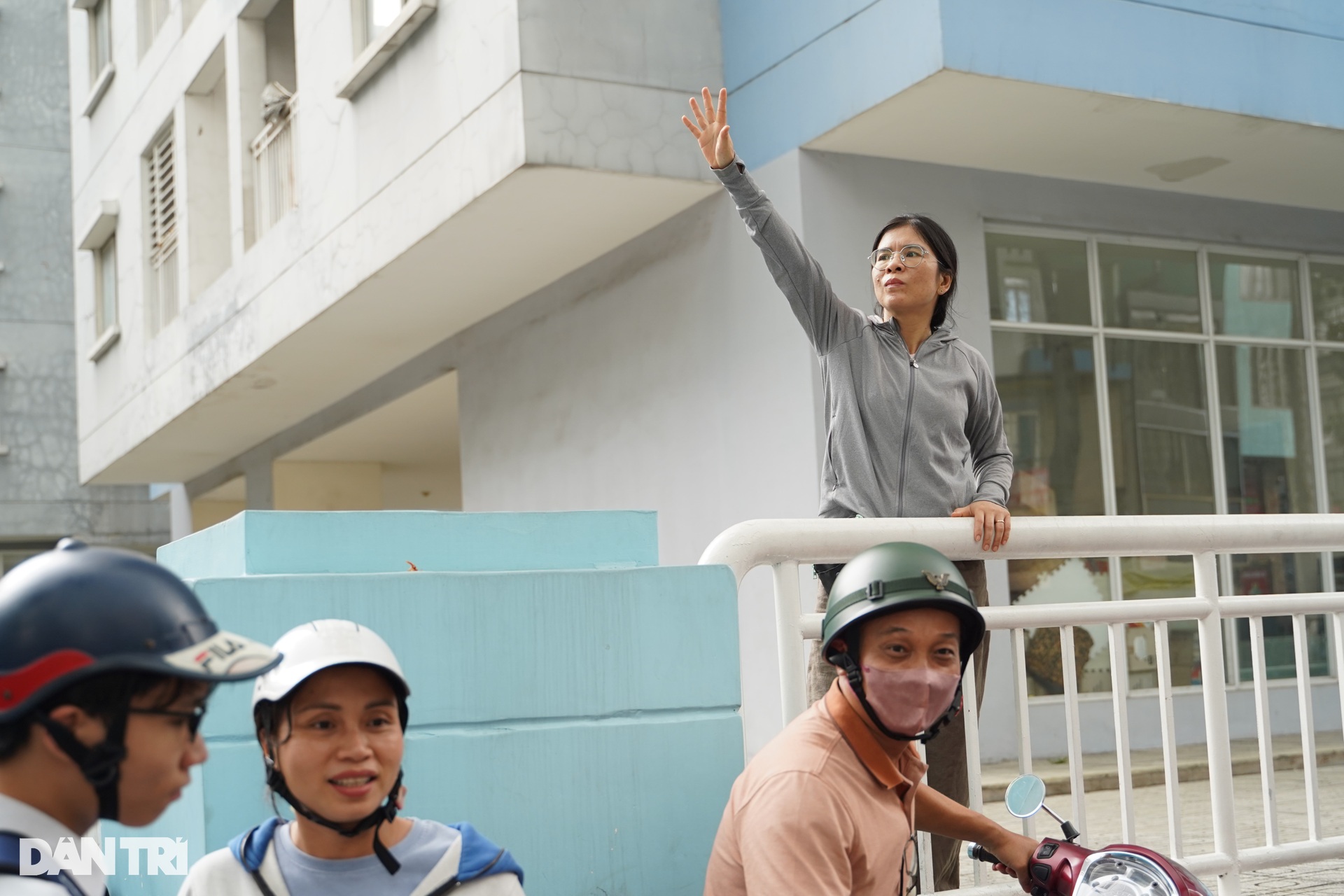 Thí sinh TPHCM rạng rỡ sau buổi thi, nhiều em nhận định đề dễ thở - 8