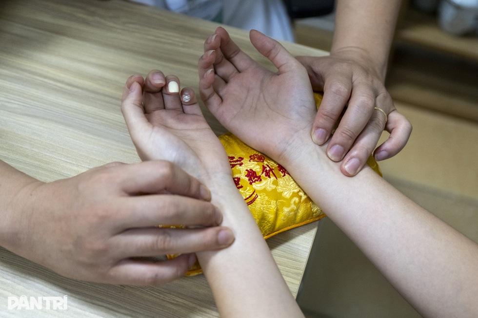 Nỗi lòng những ông lang “lách luật, khám chui” giữ nghề cứu người nhiều đời - 2
