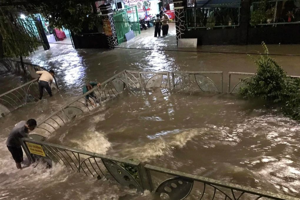 Mưa lớn kéo dài ở Bình Dương, nhiều nơi ngập đến yên xe - 7 Mưa lớn kéo dài ở Bình Dương, nhiều nơi ngập đến yên xe - 7