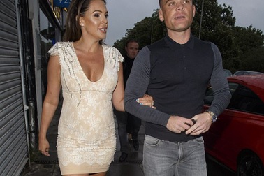 Cựu hoa hậu Anh vẫn mặc váy bó, đi giày cao gót khi bầu bí