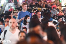 Khách Tây luồn lách trong đám đông kín đặc tại phố Tạ Hiện