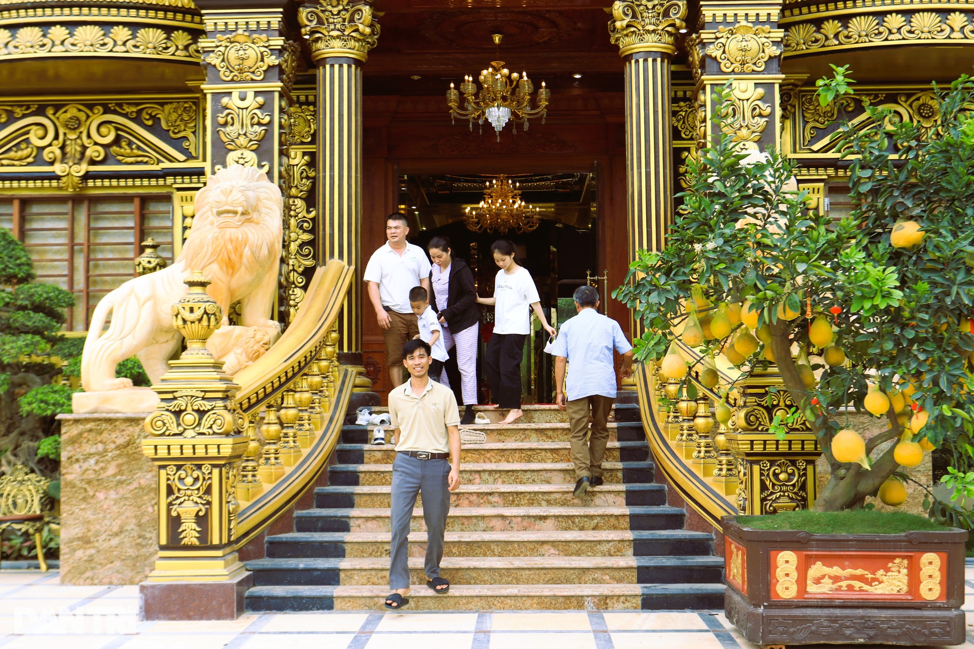 Hoa mắt với tòa lâu đài dát vàng của đại gia phế liệu ở quê lúa Nghệ An - 13 Hoa mắt với tòa lâu đài dát vàng của đại gia phế liệu ở quê lúa Nghệ An - 13