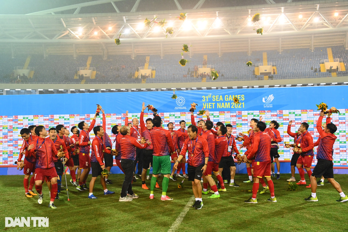 Cảm động hình ảnh Lê Văn Xuân chống nạng lên bục nhận HCV SEA Games - 3 Cảm động hình ảnh Lê Văn Xuân chống nạng lên bục nhận HCV SEA Games - 3