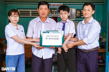 Trao hơn 87 triệu đồng tới cậu học trò viết chữ bằng chân