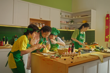 Cùng con vào bếp, tìm lại Tết vui diệu kỳ