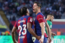 Lewandowski lập cú đúp, Barcelona bám đuổi Real Madrid