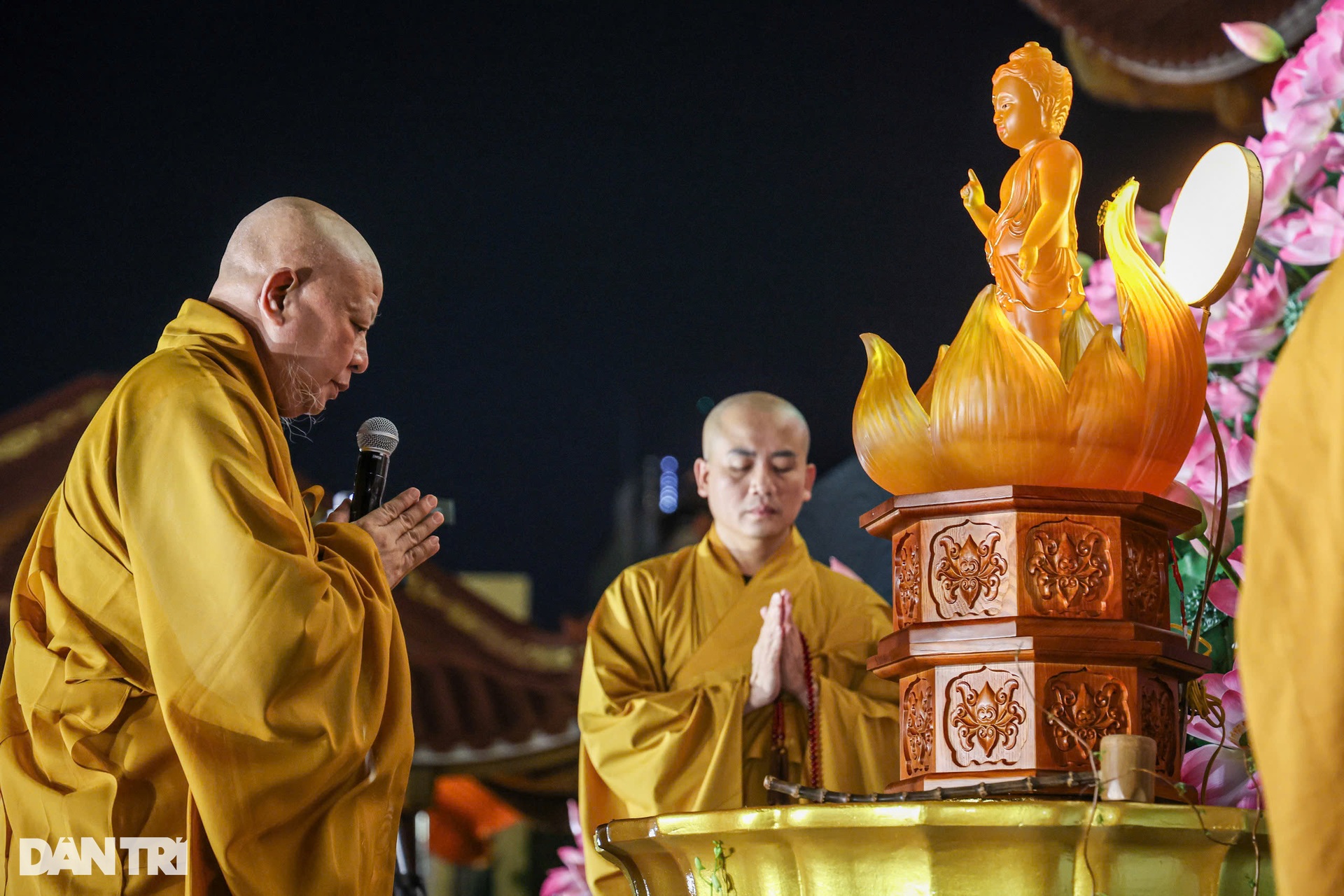 Hàng nghìn người rước kiệu tôn tượng Đức Phật đản sinh ở TPHCM - 11 Hàng nghìn người rước kiệu tôn tượng Đức Phật đản sinh ở TPHCM - 11