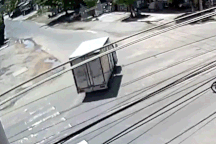 Xe máy đâm nhau ở ngã tư - Lỗi tại ai?