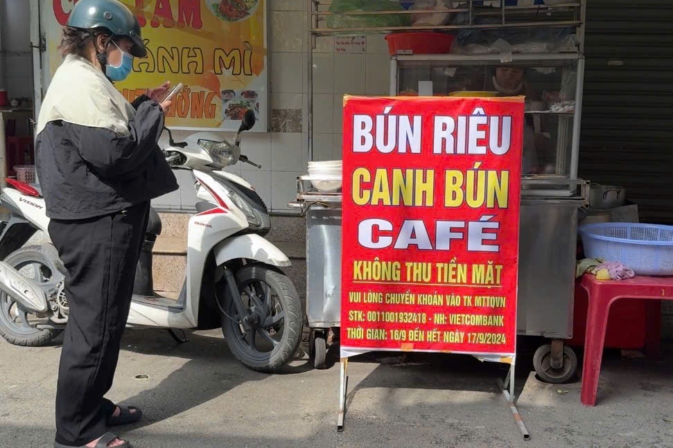 मुफ़्त तेल परिवर्तन, सारा राजस्व बाढ़ पीड़ितों को दान - 2 Thay nhớt miễn phí, ủng hộ hết doanh thu cho đồng bào vùng lũ - 2