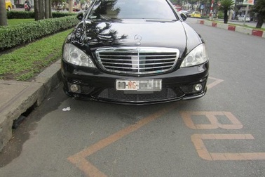 Lập tổ kiểm tra đặc biệt xử lý xe biển ngoại giao vi phạm