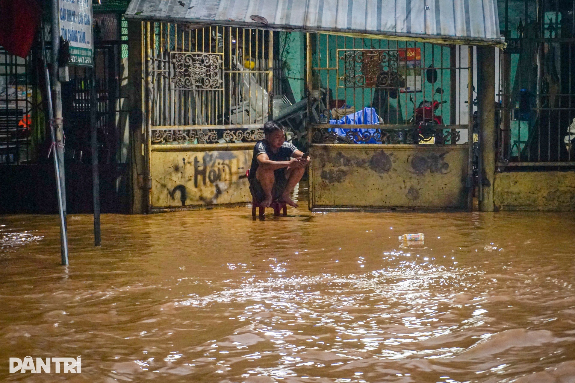 Lũ chảy cuồn cuộn ở Đà Nẵng, dân dìu nhau băng qua dòng nước xiết - 4 Lũ chảy cuồn cuộn ở Đà Nẵng, dân dìu nhau băng qua dòng nước xiết - 4