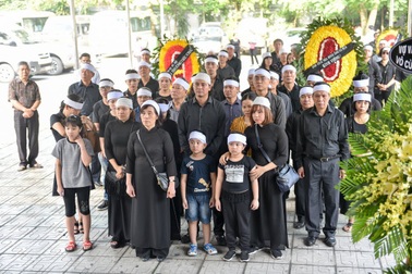 Vợ NSƯT Bùi Cường phải cấp cứu, vắng mặt trong tang lễ của chồng