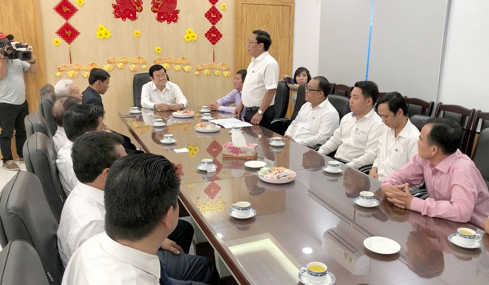 Nguyên Chủ tịch nước Trương Tấn Sang tặng quà tết cho hành khách tại bến xe - 1 Nguyên Chủ tịch nước Trương Tấn Sang tặng quà tết cho hành khách tại bến xe - 1