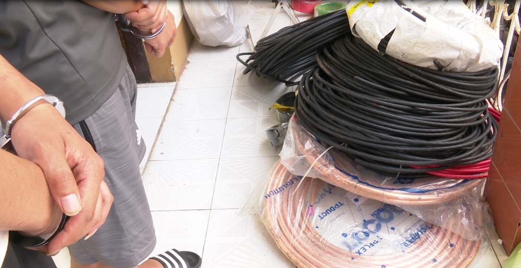 Thuê xe ô tô đi trộm nhiều tài sản trị giá gần nửa tỷ đồng - 2 Thuê xe ô tô đi trộm nhiều tài sản trị giá gần nửa tỷ đồng - 2