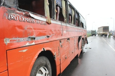 Xe chở công nhân gặp nạn, 16 người nhập viện