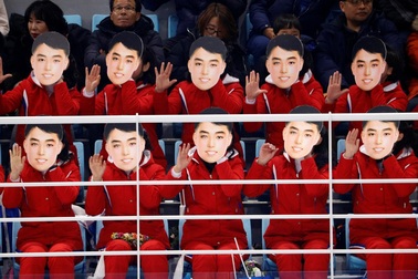Mặt nạ của đội cổ vũ Triều Tiên gây xôn xao ở Hàn Quốc