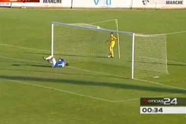 Xem thủ môn ghi bàn từ hơn... 80m