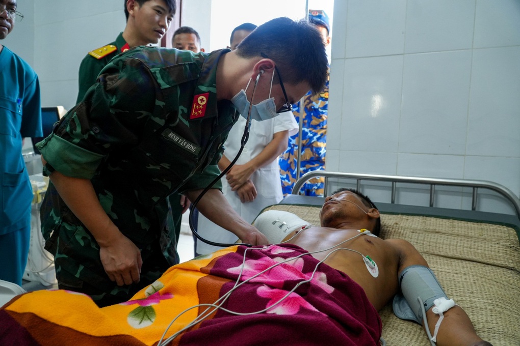 Điều trực thăng cứu ngư dân đứt lìa tay tại Trường Sa - 1 Điều trực thăng cứu ngư dân đứt lìa tay tại Trường Sa - 1