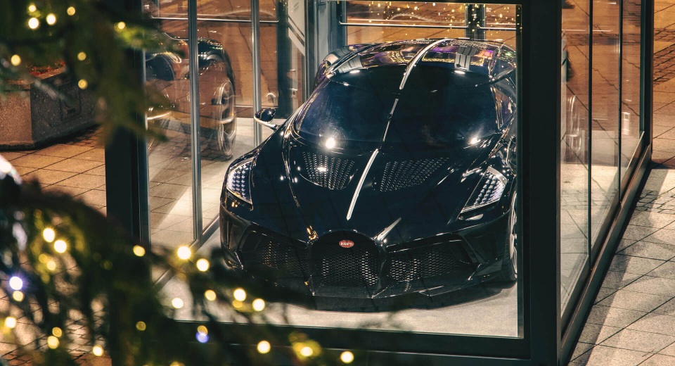 Xe Bugatti hơn 13 triệu USD trở thành đồ trang trí Noel đắt nhất thế giới - 3 Xe Bugatti hơn 13 triệu USD trở thành đồ trang trí Noel đắt nhất thế giới - 3