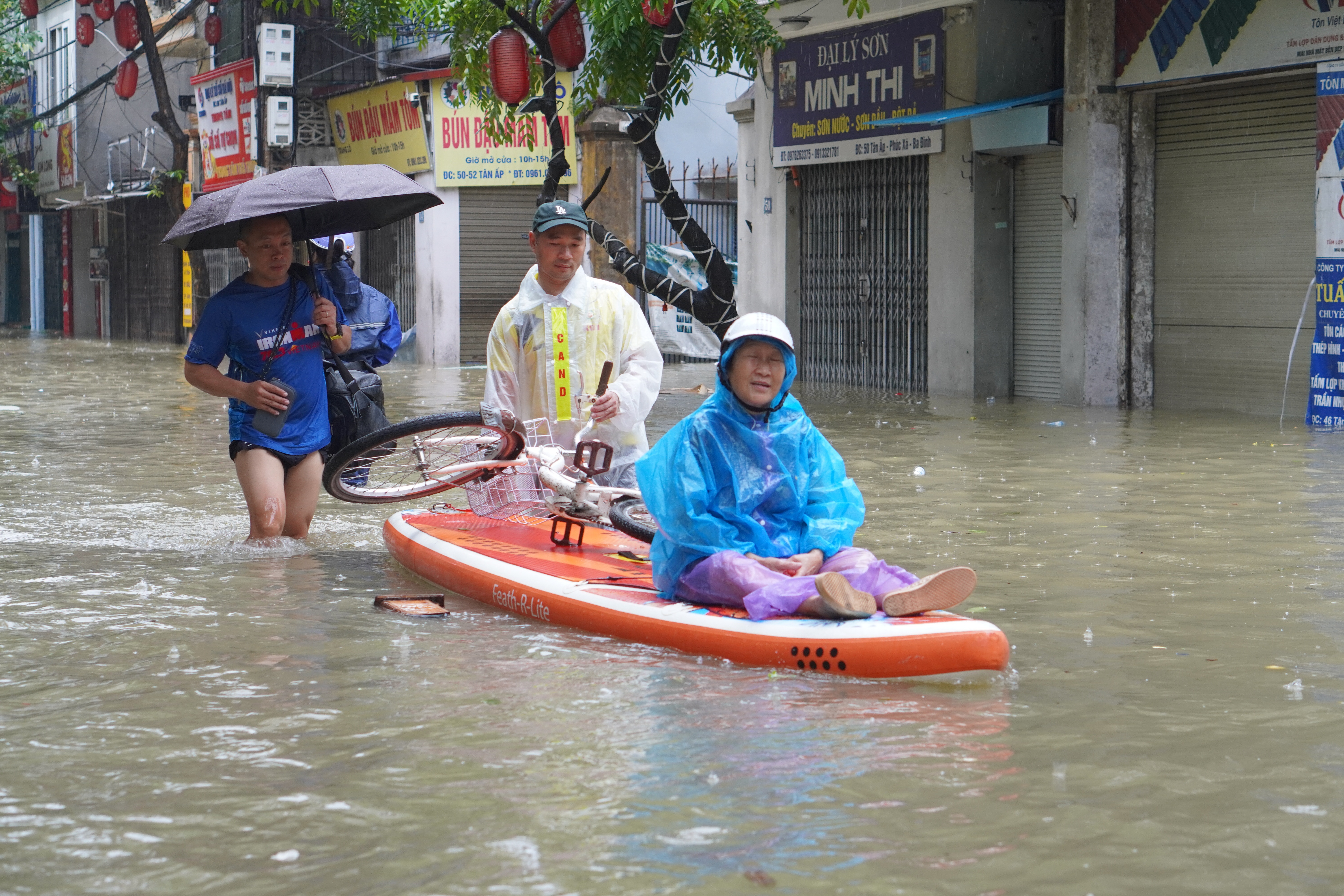 Người Hà Nội đành lòng bỏ của chạy lũ, xót xa nhìn tài sản bị nước bủa vây