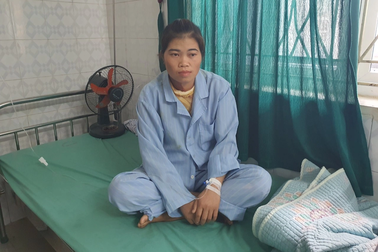 Chị chồng đổ ấm nước sôi lên người em dâu đang mang thai và cháu gái 4 tuổi