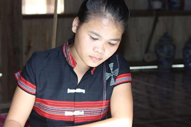 Cô gái dân tộc Cơ Tu vượt khó thi đỗ Đại học với số điểm rất cao